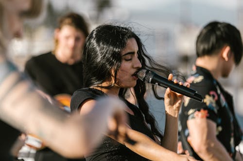 Foto profissional grátis de apresentação, atadura, cantando