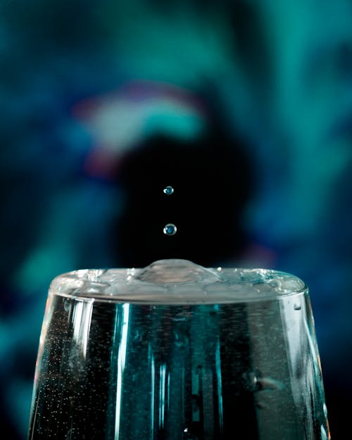 玻璃杯中水的傾斜移位鏡頭攝影