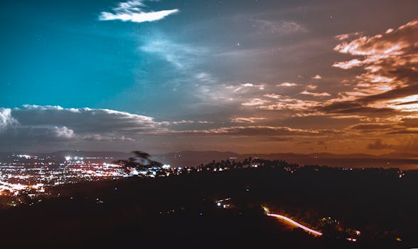 黄昏时分，城市展现出令人惊叹的景观，充满活力的光路与戏剧性的天空交相辉映