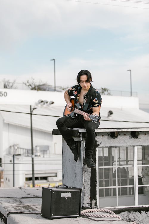 Gratis stockfoto met amplifier, dak, elektrische gitaar