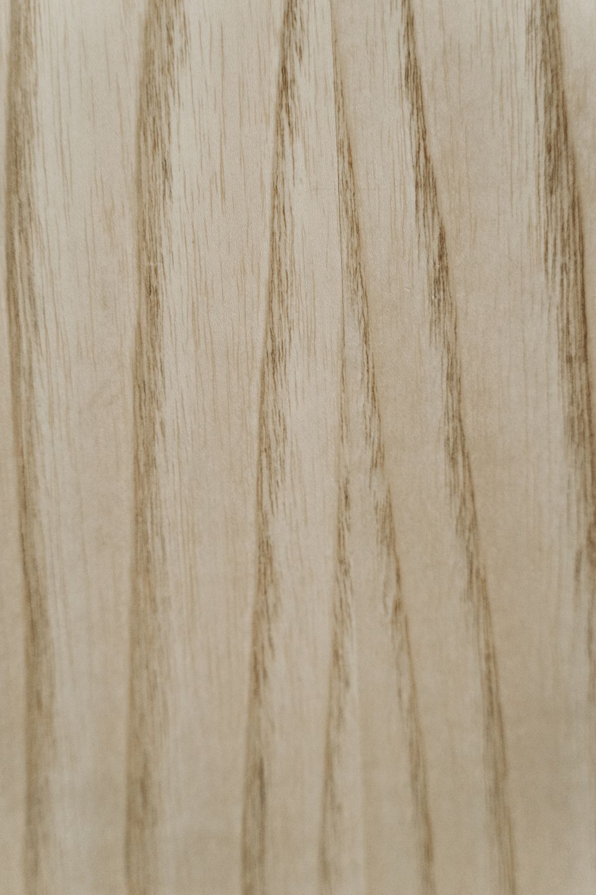 Gros plan sur le veinage naturel d’un bois brun