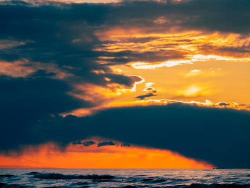 Gratis lagerfoto af dramatisk himmel, gylden time, hav