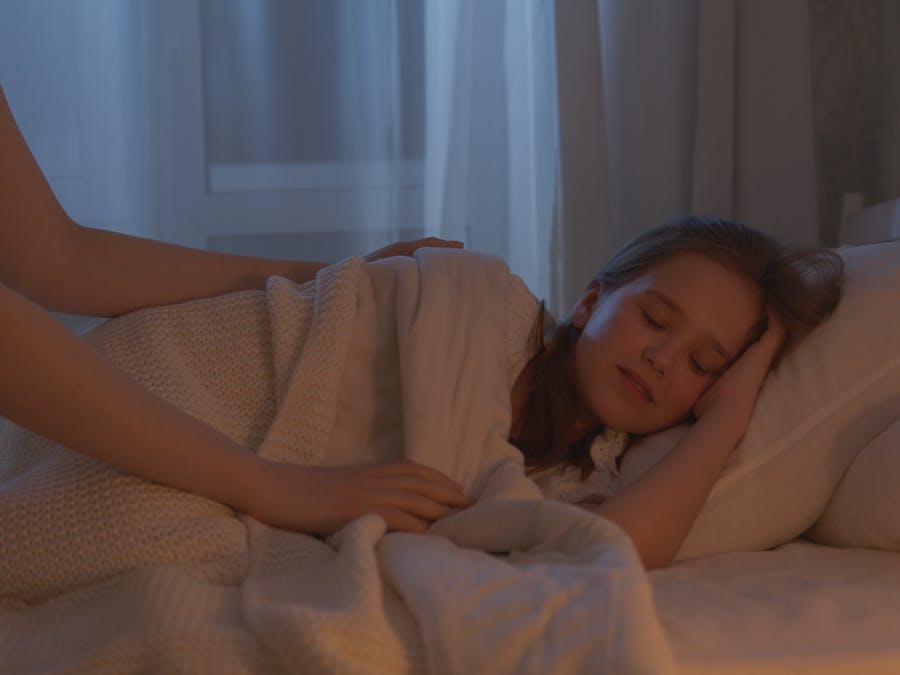 Is it better to eat at night or go to bed hungry?