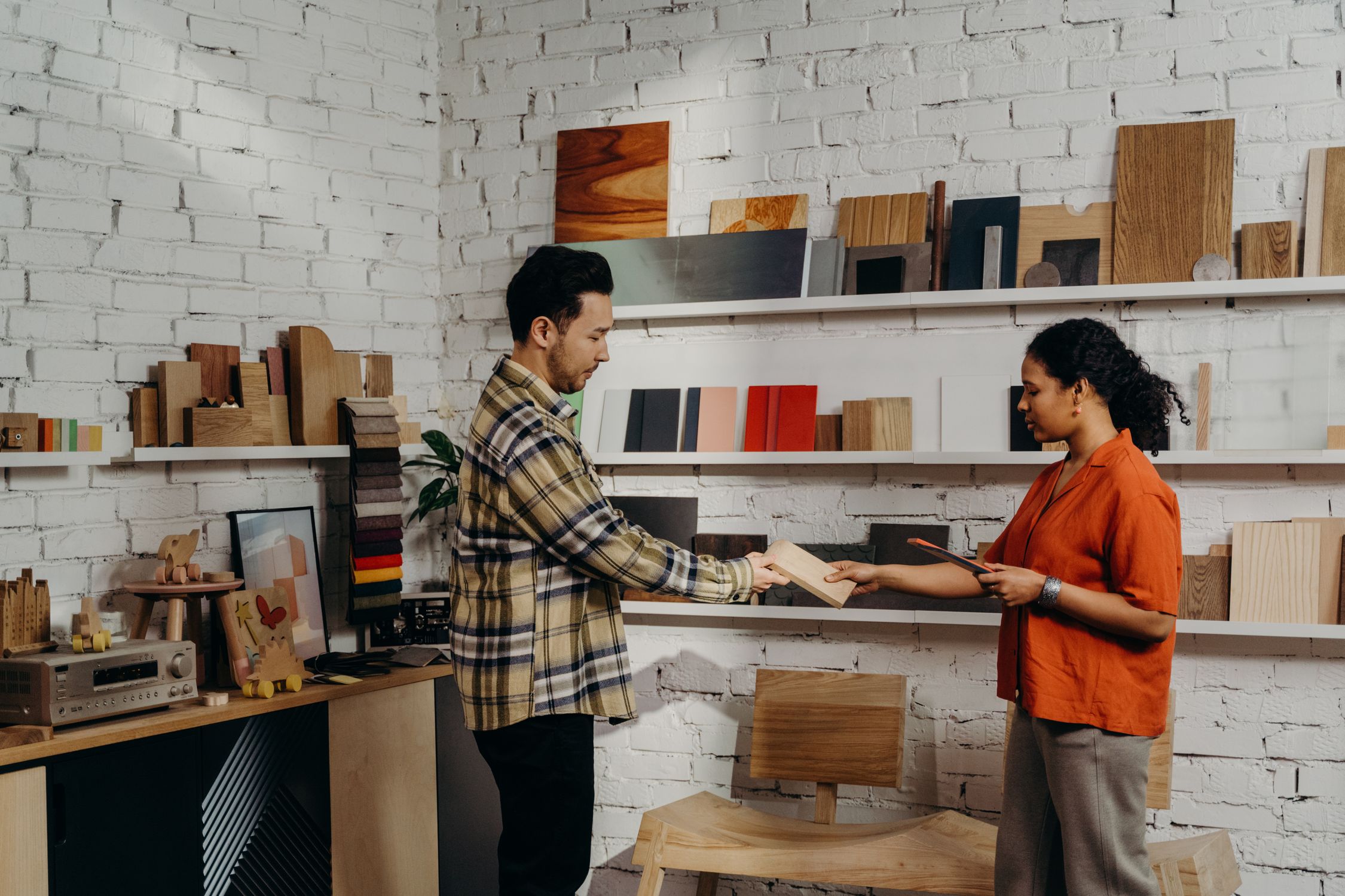 Helpful Service Employee Helping Customer in Store · Free Stock Photo