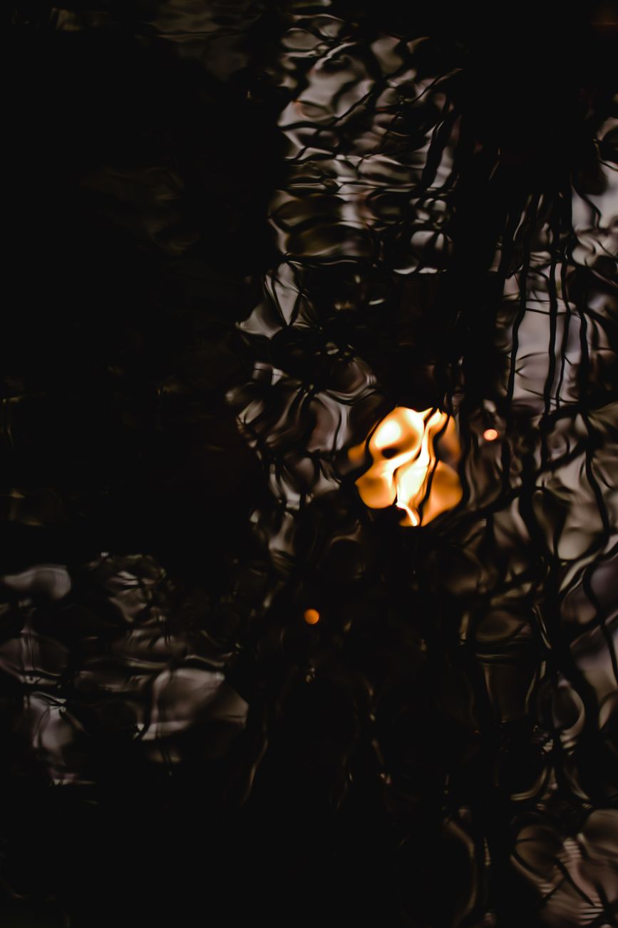 Goldene Lichtreflexion auf dunklem Wasser