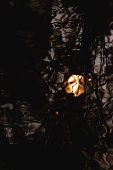 Goldene Lichtreflexion auf dunklem Wasser