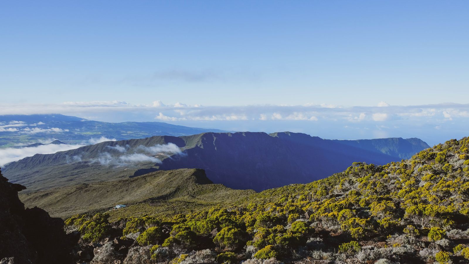Vue aérienne des reliefs escarpés de La Réunion, comme depuis un hélicoptère