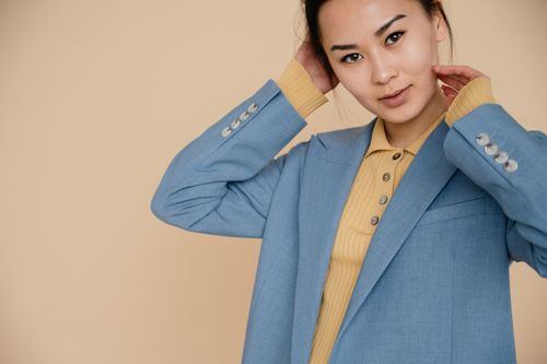 Free Portrait of an elegant Asian woman in a blue blazer, exuding fashion and confidence. Stock Photo