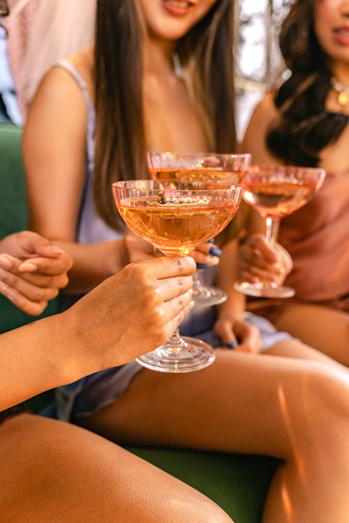 Бесплатное стоковое фото с алкогольный напиток, винные бокалы, коктейли