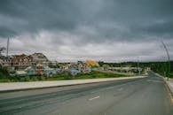 天空多云，半城区的视野开阔，建筑物色彩缤纷，道路上空无一人