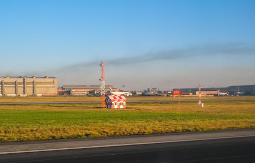 Kostnadsfri bild av blå himmel, flygplats, gräsfält