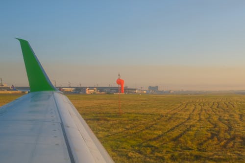 Immagine gratuita di aeroplano, aeroporto, ala di velivolo