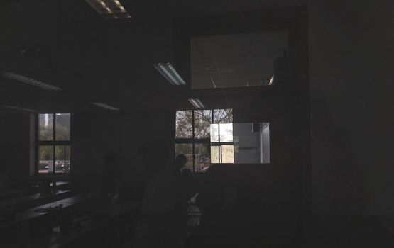 示意图展示不同投射比投影仪在相同距离下投出的画面大小差异