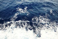 明亮的天空下，充满活力的海浪与泡沫碰撞