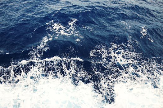 明亮的天空下，海浪与泡沫碰撞，充满活力