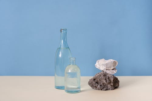 Foto d'estoc gratuïta de ampolla d'aigua, ampolles de vidre, fons blau