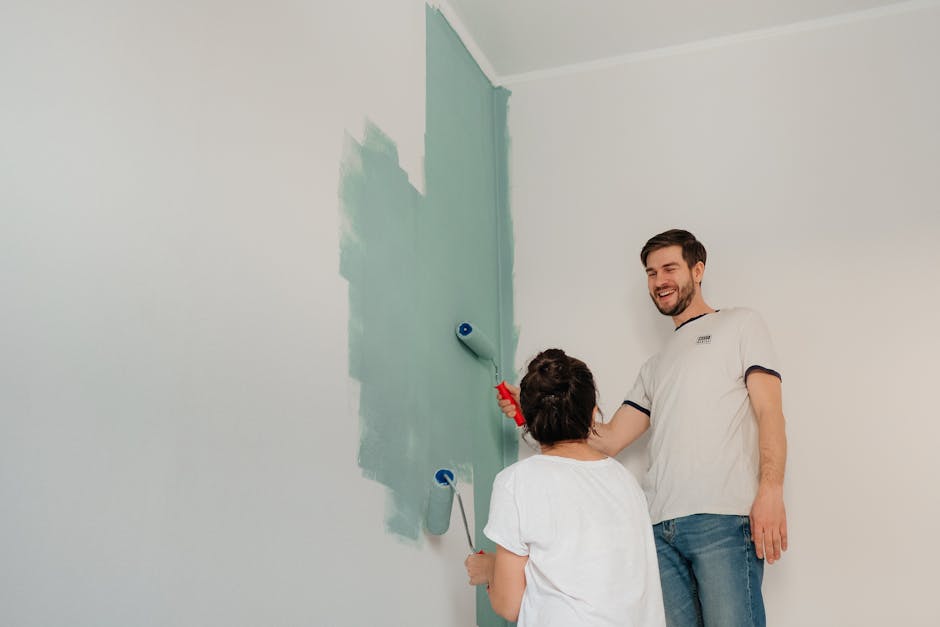 Helles Wohnzimmer mit neutraler Wandfarbe, abgedecktem Boden und sauber abgeklebt an Sockelleisten