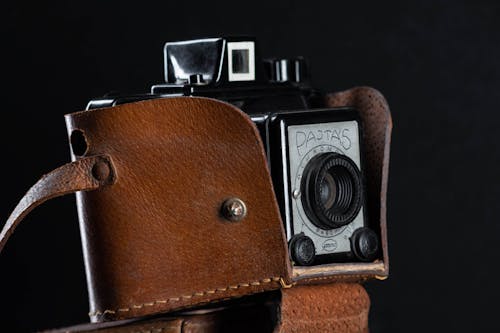 Бесплатное стоковое фото с аналоговая камера, коричневая кожа, крупный план