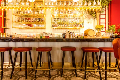 Table De Comptoir Marron Et Blanche Et Six Chaises Hautes Marron