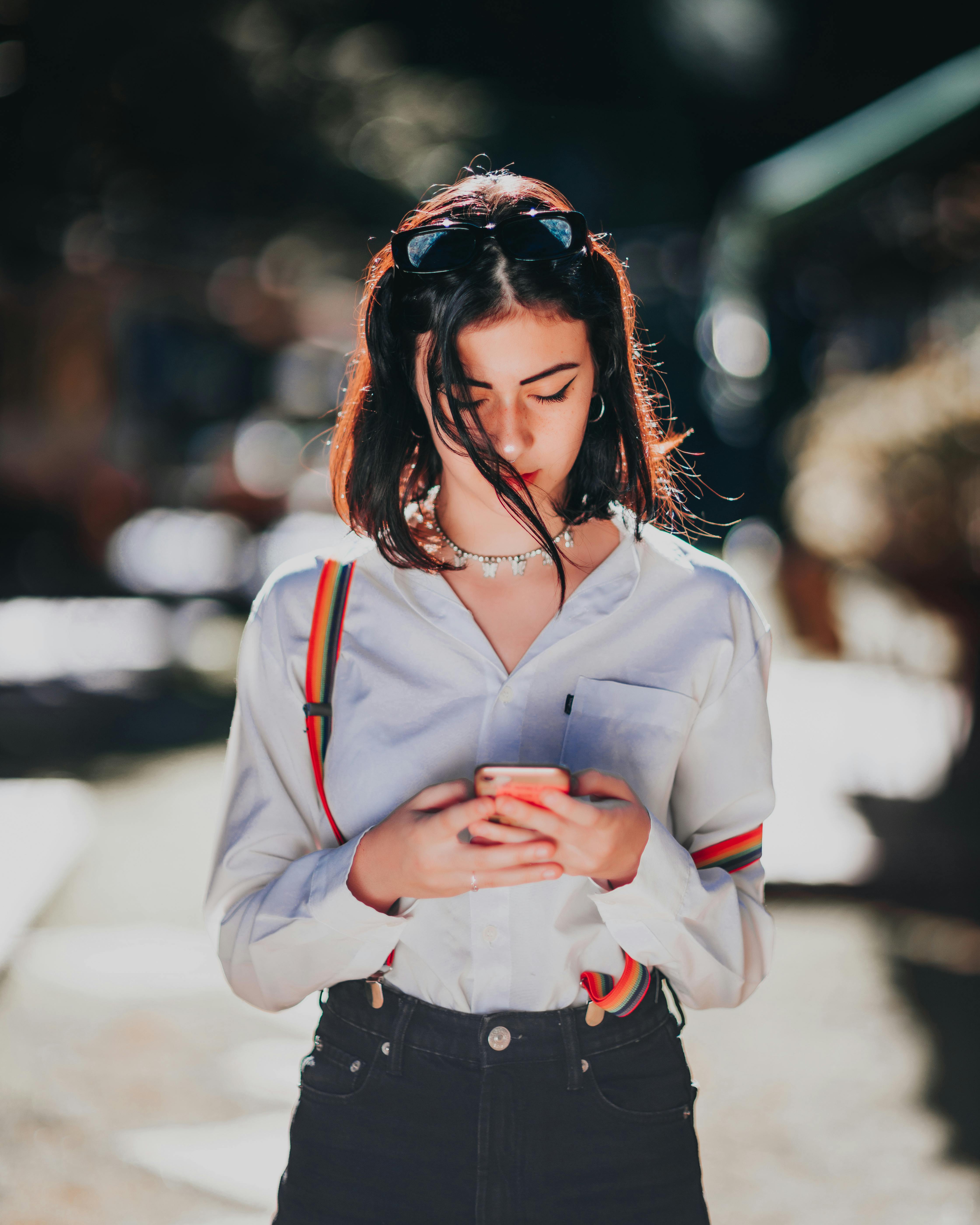 Jeune Fille, Pleurant Jugeant Un Téléphone Portable Cassé Disponible Plan  Rapproché Un Déjeuner Sec Dans Une Cuillère Image stock - Image du  dispositif, cassé: 107303091