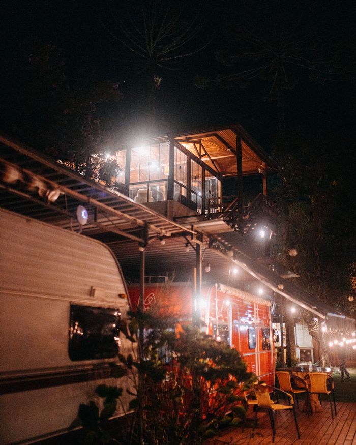 Food truck illuminé par des guirlandes lumineuses en soirée