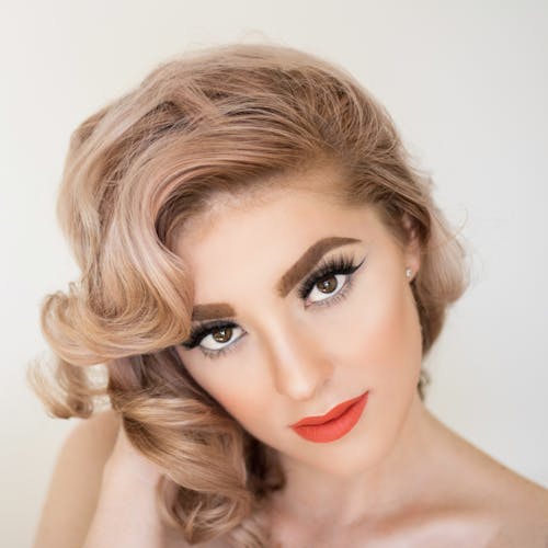 Kirmizi Ruj Kullanmanin Puf Noktalari Woman With Makeup