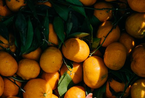 Free Vibrant organic mandarins with green leaves, showcasing natural freshness and vitamin C richness. Stock Photo