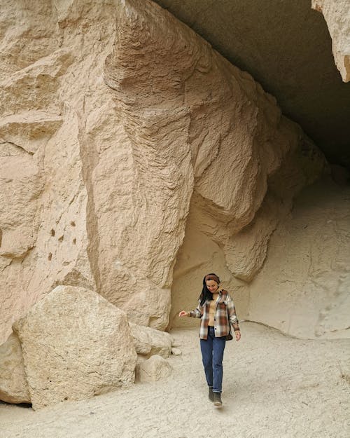 걷고 있는, 동굴, 모래의 무료 스톡 사진