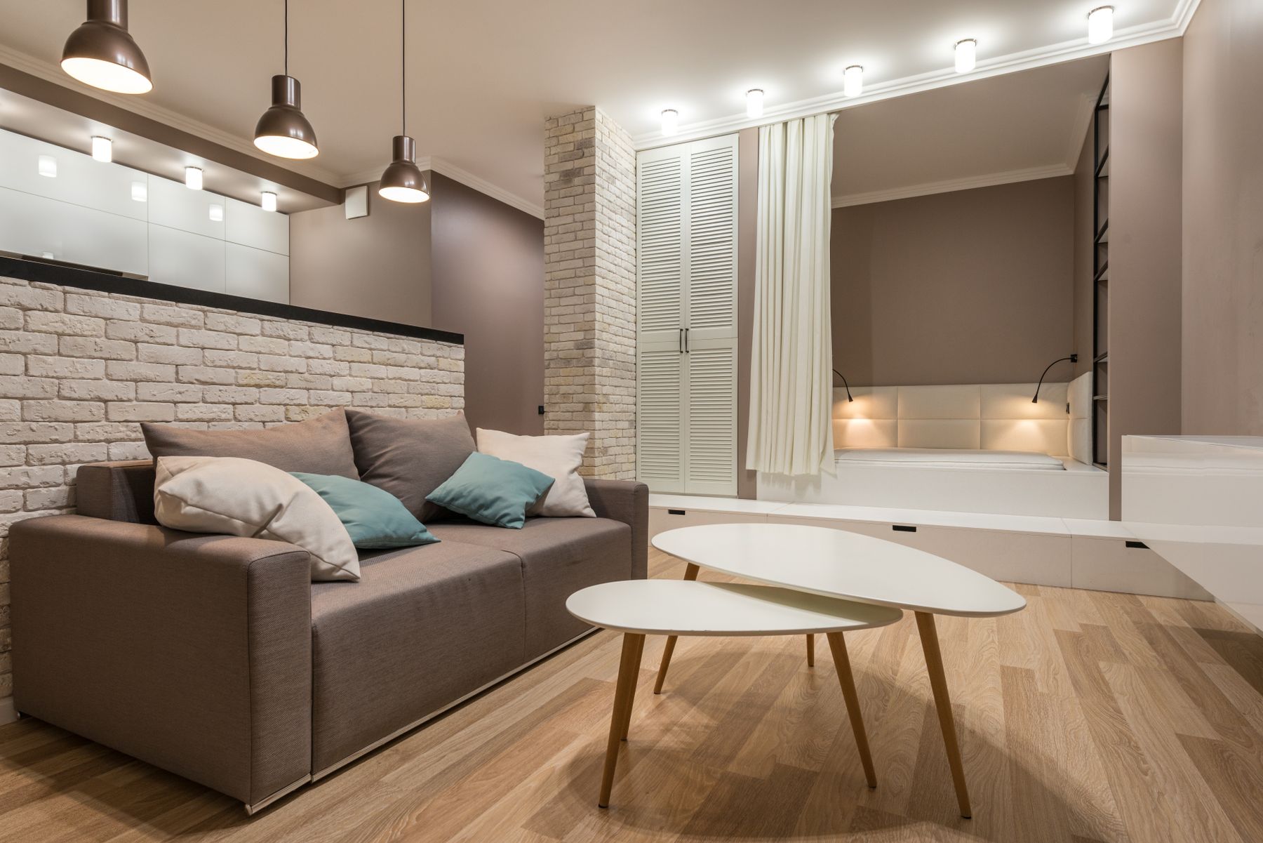 Bright living room with a pale ceiling and integrated overhead light
