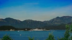 宁静的风景以岛屿、海洋和山脉为特色，映衬在清澈的蓝天下