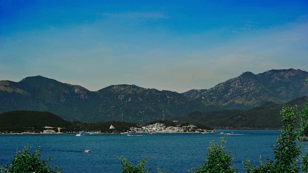 宁静的风景以岛屿、海洋和山脉为特色，映衬在清澈的蓝天下