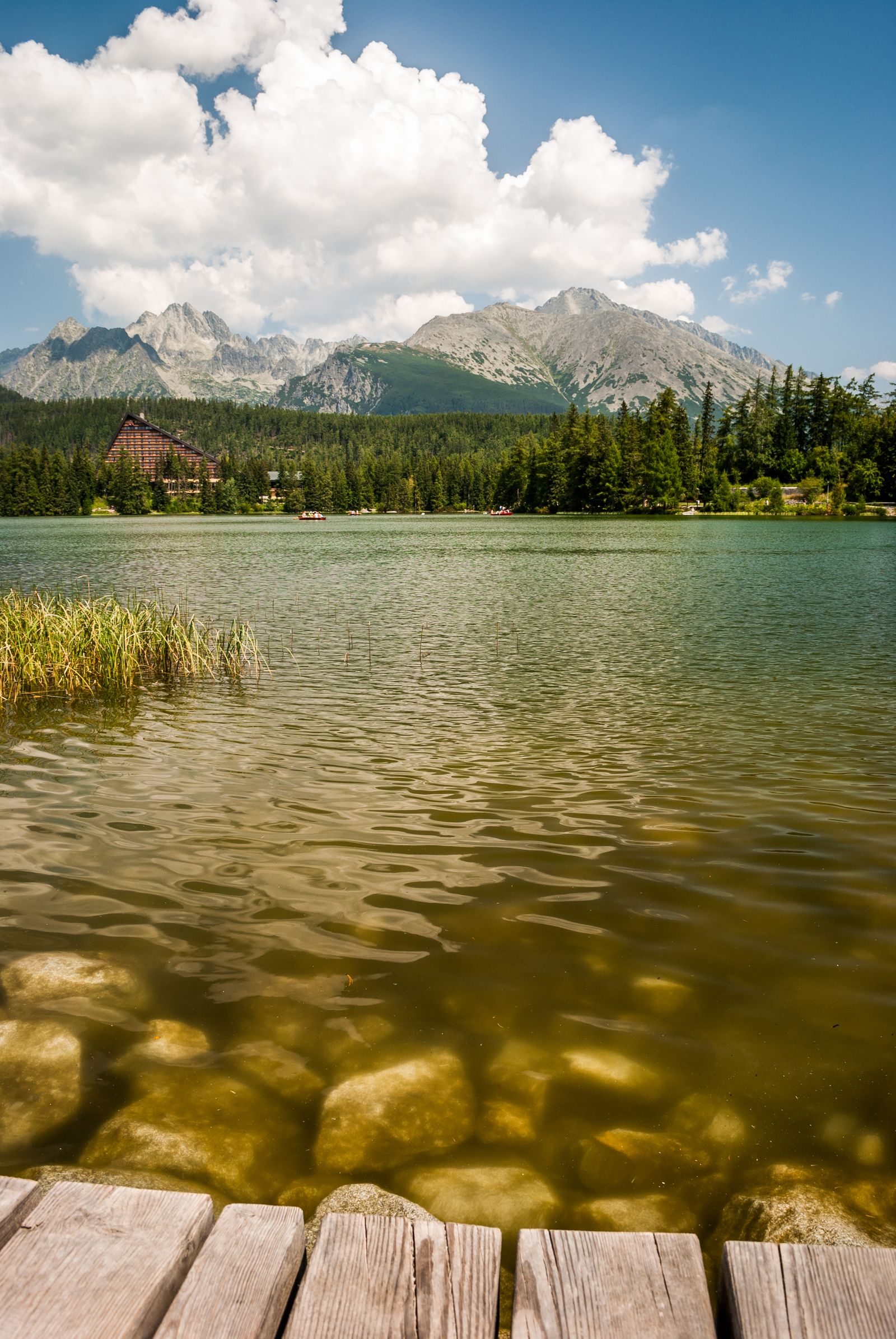 Štrbské Pleso és a környező Magas-Tátra hegycsúcsai