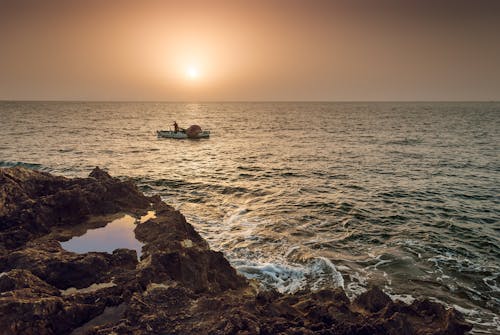 Δωρεάν στοκ φωτογραφιών με αλιευτικό σκάφος, Ανατολή ηλίου, βραχώδης ακτή