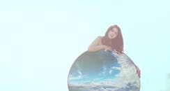 一位女子宁静的户外肖像中，反光表面映出天空，唤起平静梦幻之感