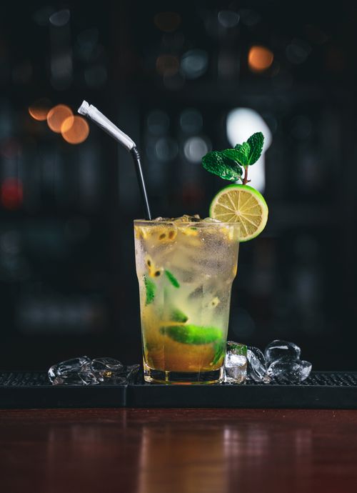 Free Vibrant mojito cocktail with lime and mint garnish, perfect for a refreshing drink. Stock Photo
