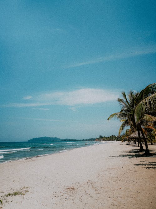 Foto profissional grátis de areia branca, atraente, céu azul