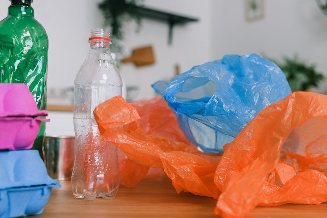 schließen oben Hand Trennung Abfall Plastik Flaschen in Recycling Behälter  ist zu schützen das Umgebung , Kopieren Raum zum Text ,generativ ai  28533204 Stock-Photo bei Vecteezy