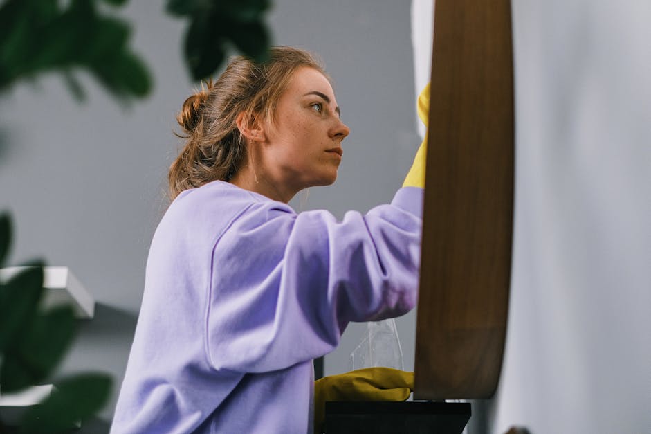 How to clean a mirror with microfiber cloth