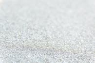 通过散焦银色闪光的特写，创造出闪闪发光的纹理背景