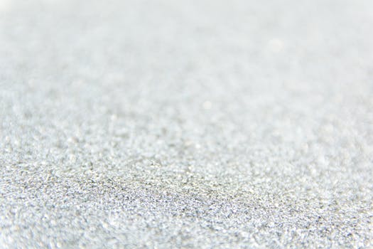 通过散焦银色闪光的特写，创造出闪闪发光的纹理背景