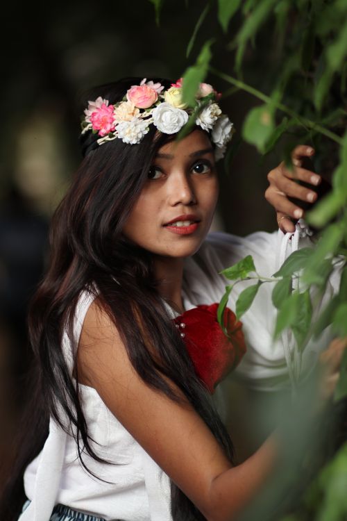Free Capture of a South Asian woman with floral crown amidst greenery. Stock Photo