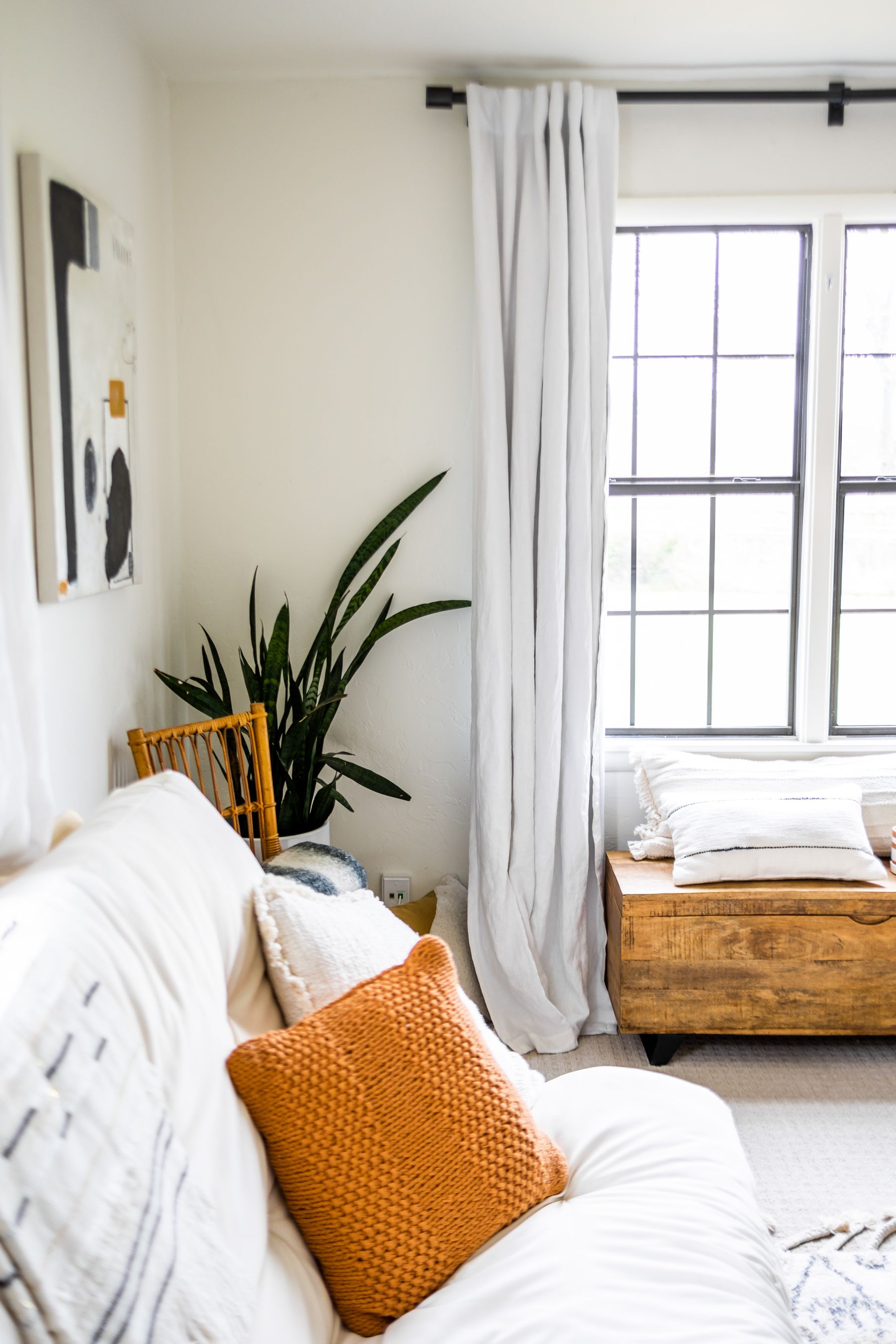 Neutral living room with warm-colored cushions and daylight