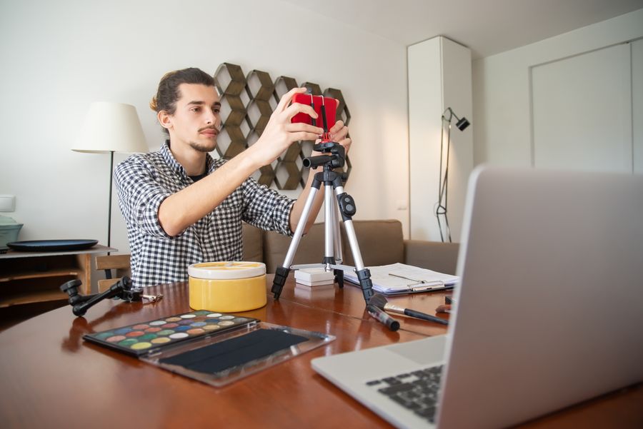 Setup de creator profissional com câmera e laptop