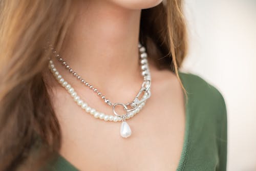 Gratuit Femme Portant Un Collier De Perles En Argent Et Blanc Photos