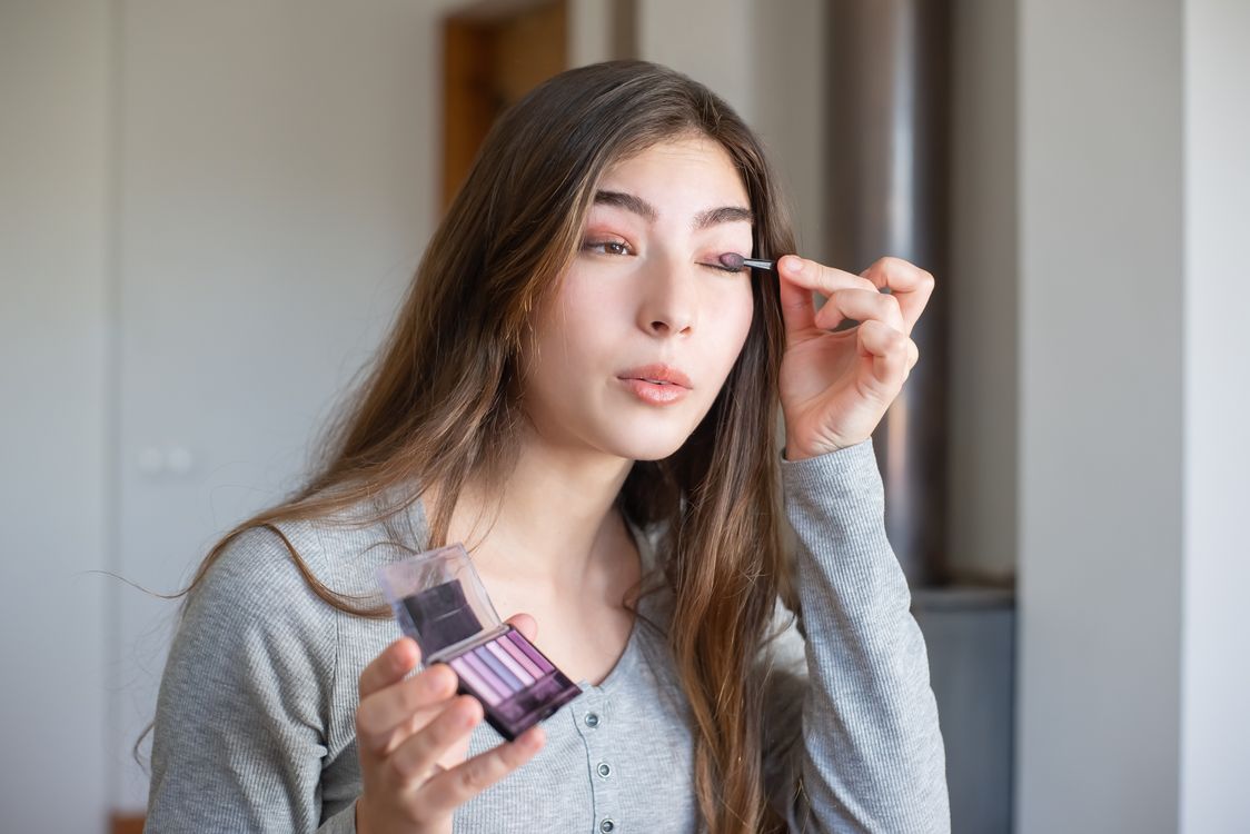 Applying Eyeshadows Correctly Applying Eyeshadows Correctly