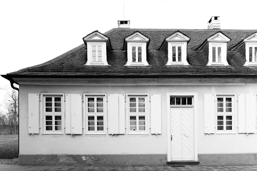 Бесплатное стоковое фото с дом, монохромный, окна