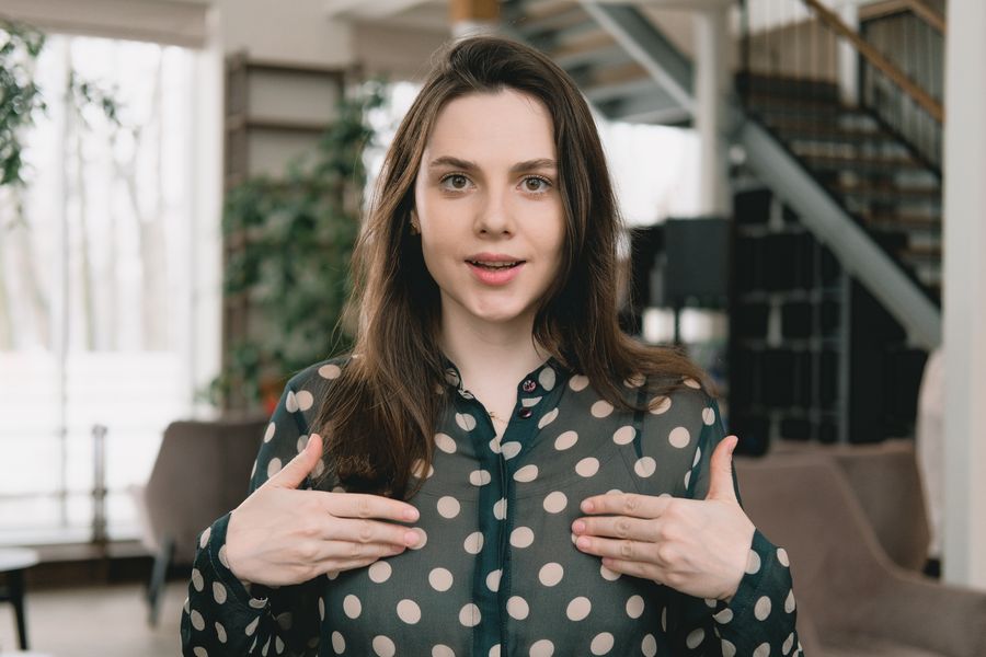 Blogger speaking to camera by SHVETS production on Pexels