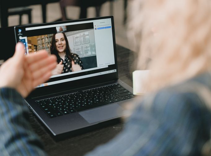 Online dating: starting a conversation on a niche platform