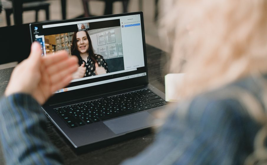 Online dating: starting a conversation on a niche platform