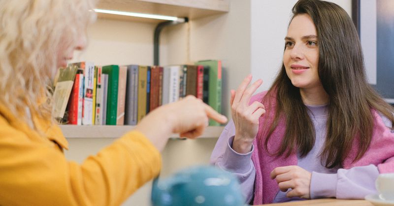 Comment éviter les tics de langage à l’oral (euh, du coup, en fait) ?